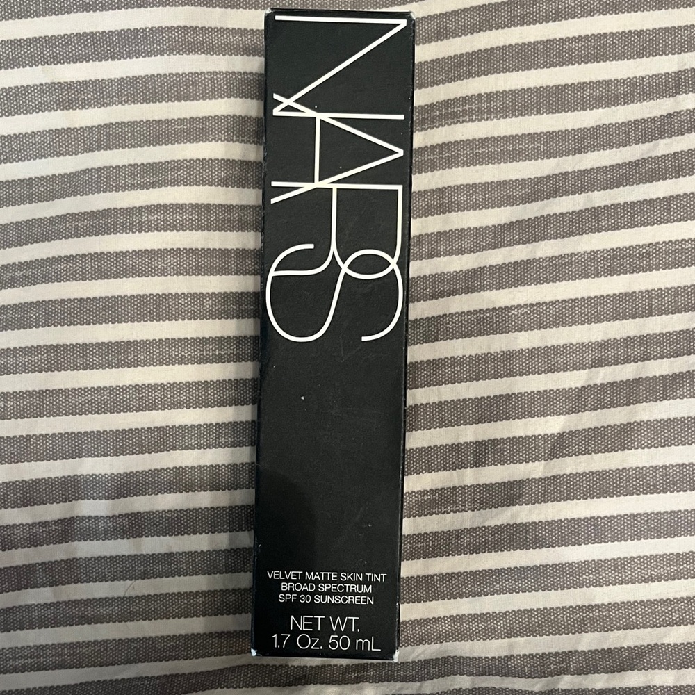 NARS Velvet Matte Skin Tint SPF 30 in Annapurna